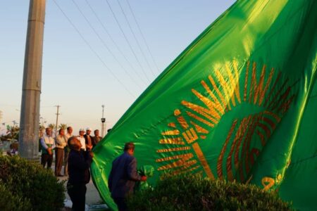 اهتزاز پرچم بزرگ‌ سبز رضوی در برازجان